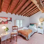 In Tuscany With Stunning Valley Views Ferienhaus
